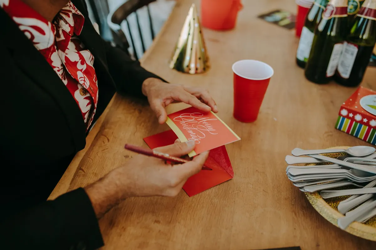 Holiday Card Mailing Deadlines: A Seasonal Calendar for Cards and Gifts